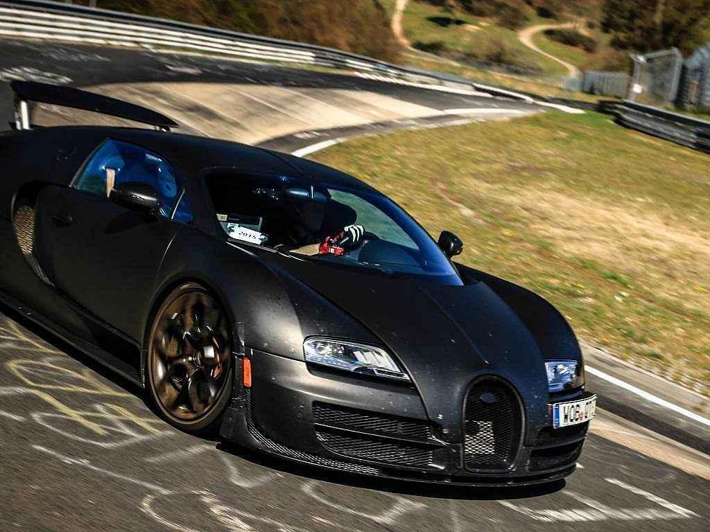 Bugatti už testuje nový Chiron, zatím jako mulu s podobou Veyronu.