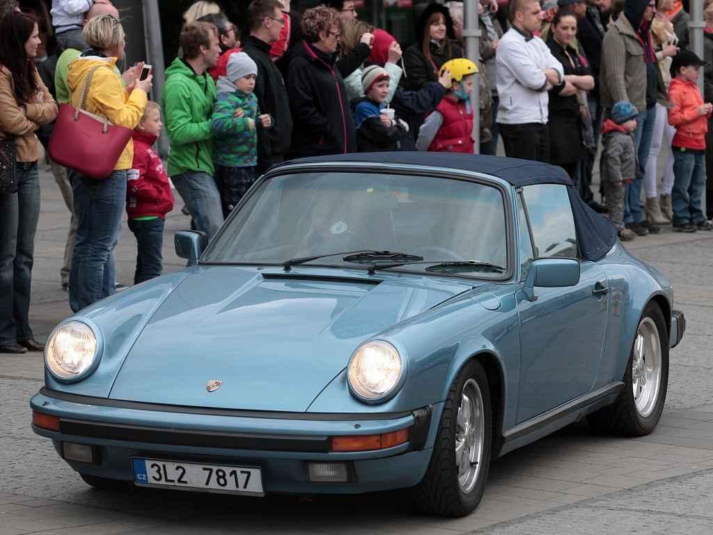 Sraz automobilů Porsche 911, parkoviště u obchodního centra Arkády 18. dubna.