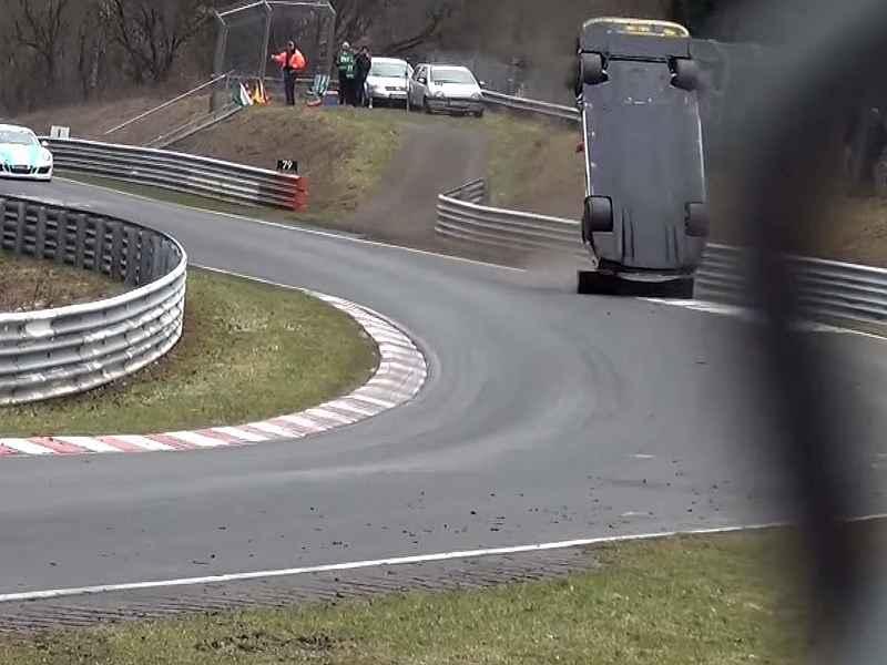 Při nehodě v automobilovém závodě na německém okruhu Nürburgring zahynul divák a několik dalších bylo zraněno.