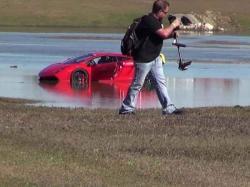 Lamborghini Gallardo skončilo v jezírku.