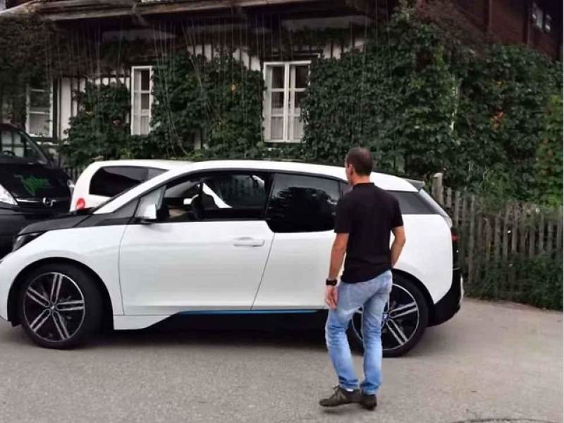 BMW i3 umí zaparkvat úplně samo.