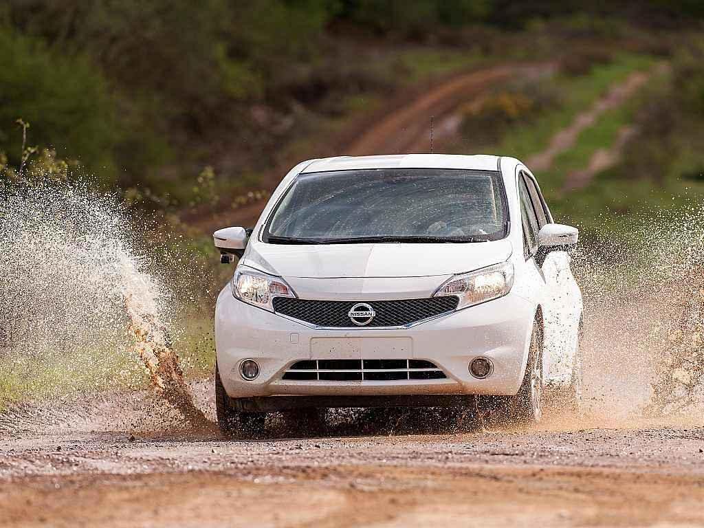 Nissan vyvinul prototyp vozu s nanolakem, který odpuzuje špínu.