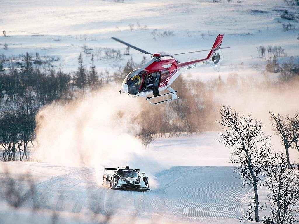 Švédský lyžař Jon Olsson tentokrát nevyrazil na sníh na lyžích. I za volantem mu to ale jde.