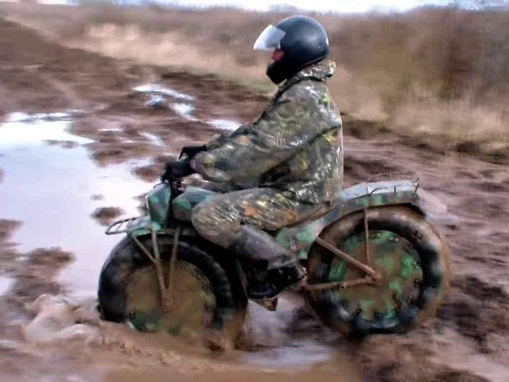 Netradiční motorka z Ruska si poradí s každým terénem.