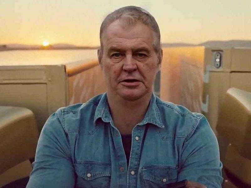 Prezident Miloš Zeman v parodii na reklamu na tahače Volvo.