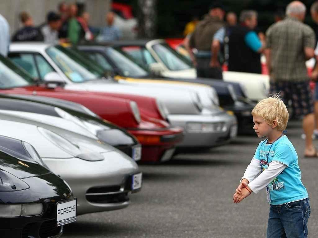 PORSCHE MNOHA PODOB A BAREV. Automobily Porsche přilákaly na výstaviště stovky lidí, kteří obdivovali jejich rozmanitost a nádheru. Pro mnohé z nich je tahle značka srdeční záležitostí.