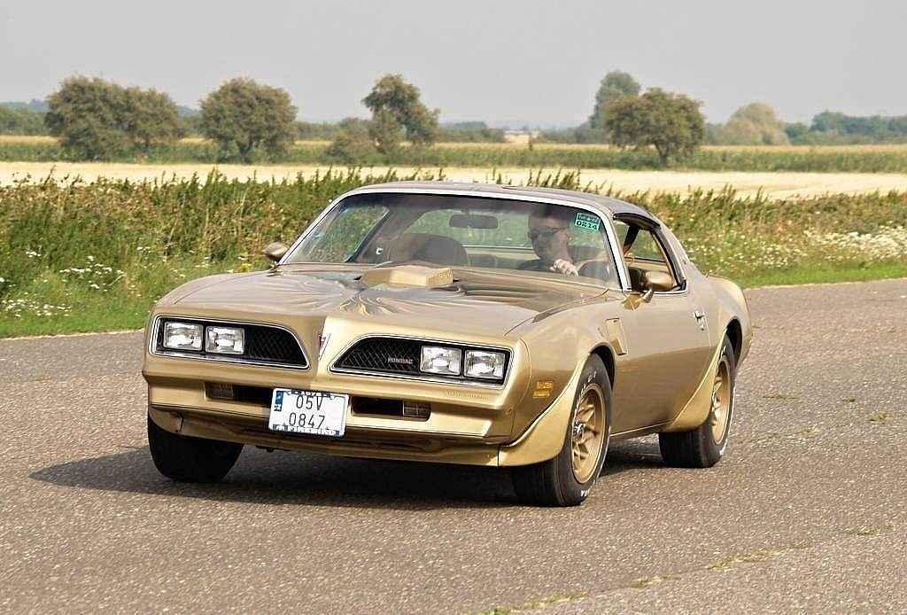 Sraz amerických vozů Chevrolet Camaro a Pontiac Firebird v Kolíně.