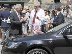 Prezident Miloš Zeman převzal 18. června na Pražském hradě od zástupců společnosti Škoda Auto Winfrieda Vahlanda (vlevo) a Bohdana Wojnara (vpravo) nový vůz Škoda Superb.