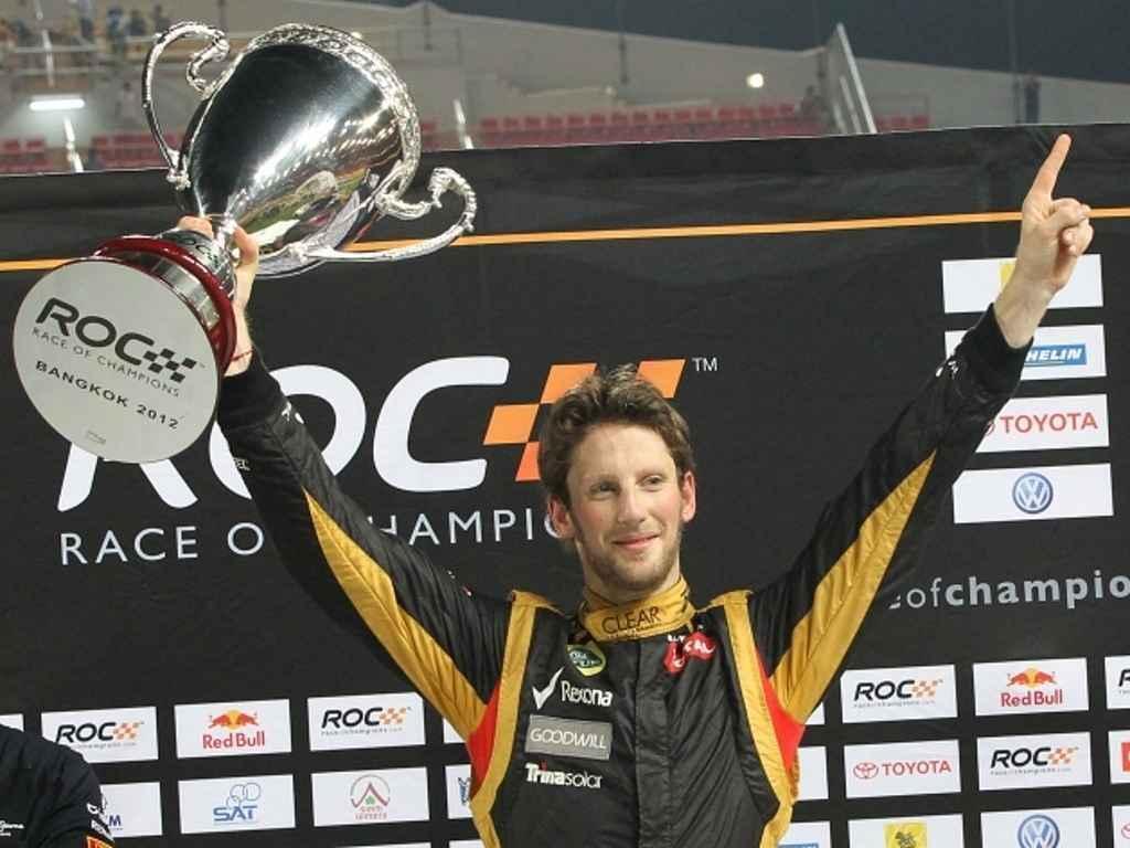 Romain Grosjean s trofejí pro vítěze Závodu šampionů v Bangkoku.