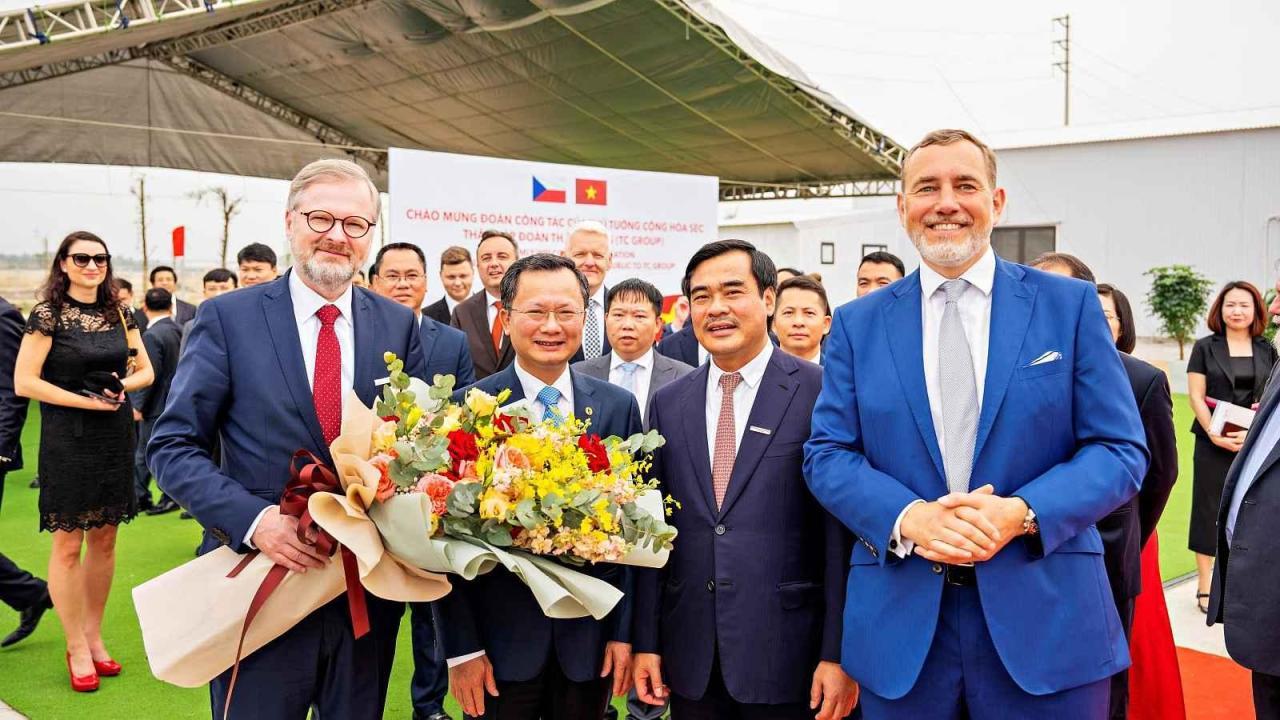 Premiér Fiala na místě budoucí továrny na vozy Škoda ve Vietnamu