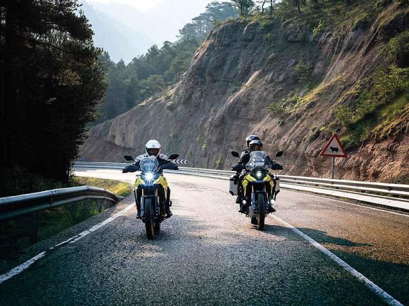 Jedou spolu, nebo jeden předjíždí druhého? Motorkáři mají často individuální tempo