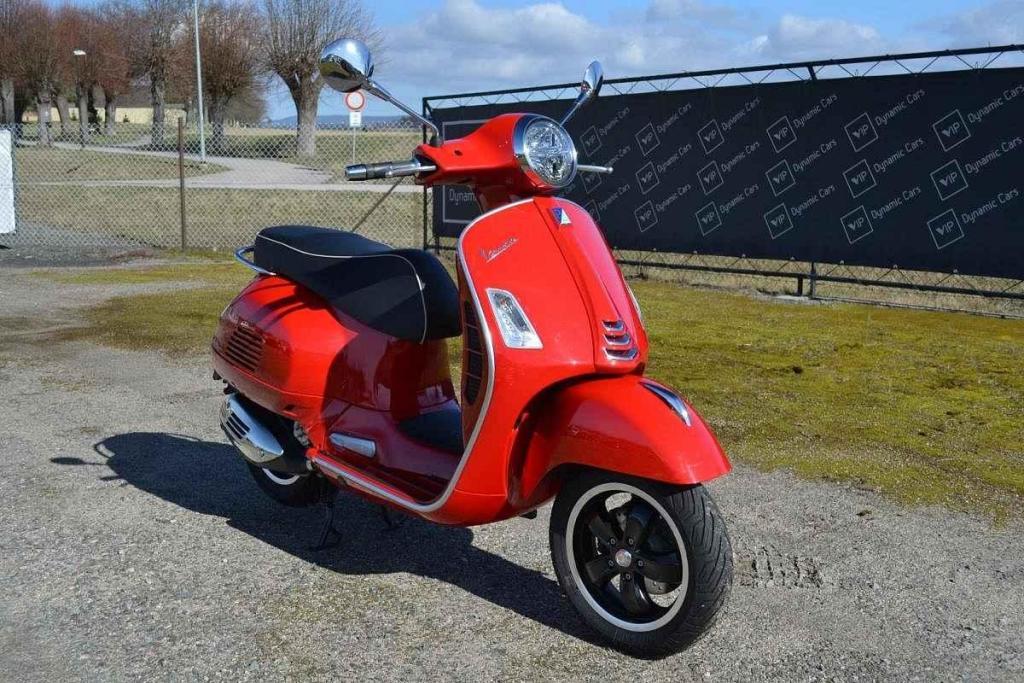 Vespa GTS Super 300 Rosso Coraggioso.