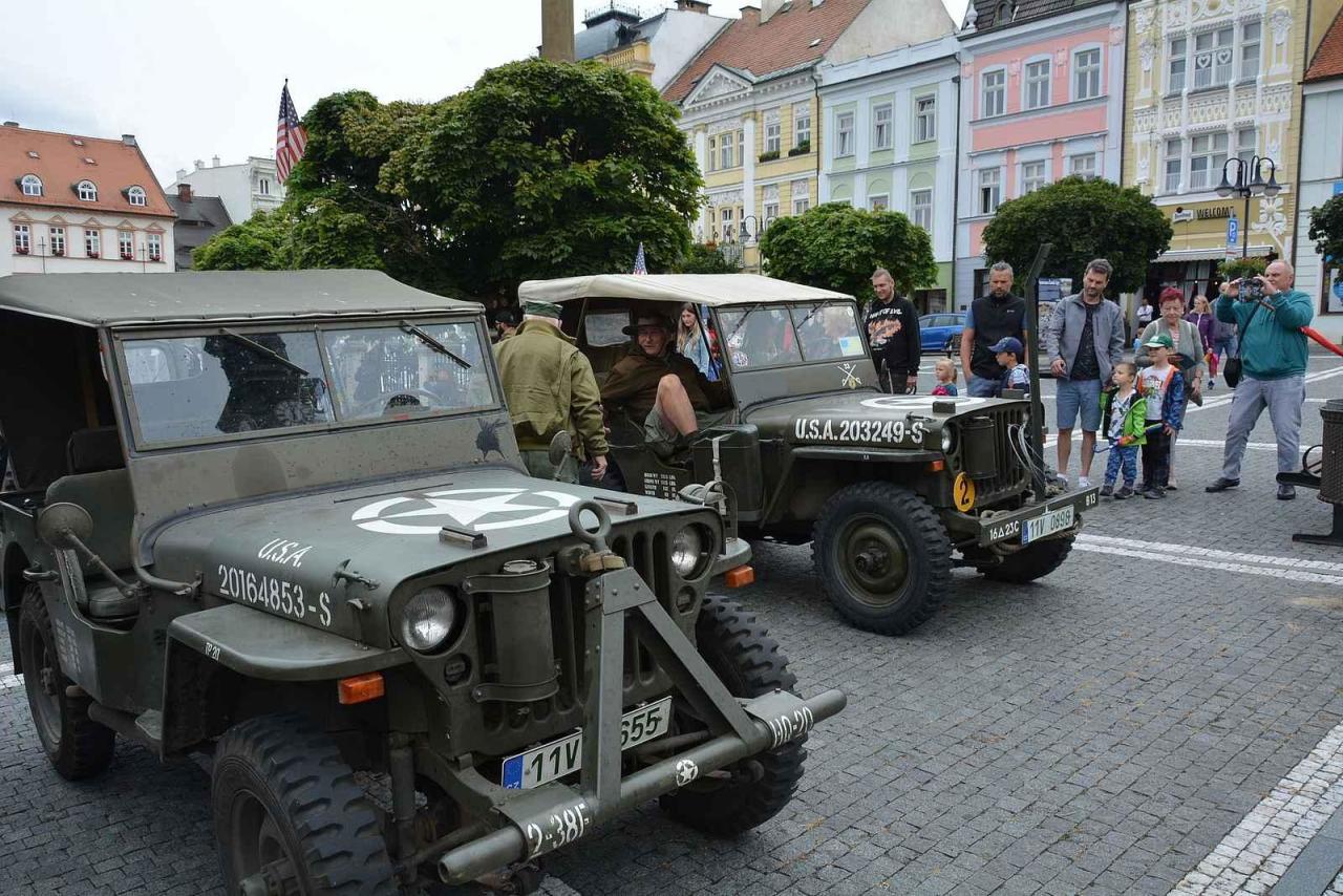 Sobota 5. 8. 2023, Spanilá jízda US historických vozidel z II. světové války na nám. TGM v České Lípě