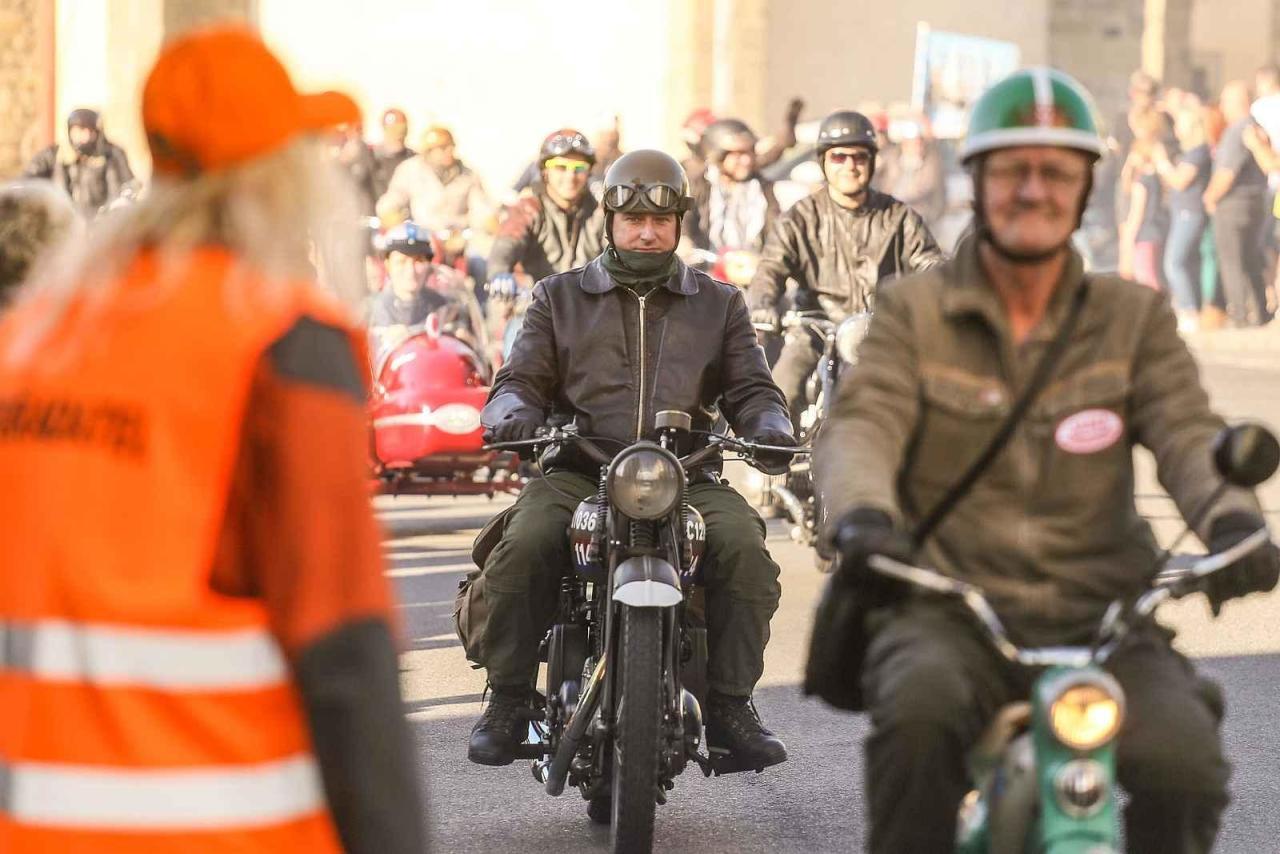 Fotka článku - Svatováclavská jízda: davy lidí se kochaly krásou historických aut a motocyklů