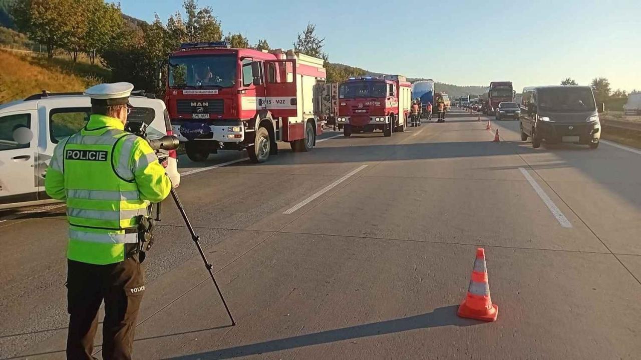 Dopravní policisté a neukáznění řidiči v akci.