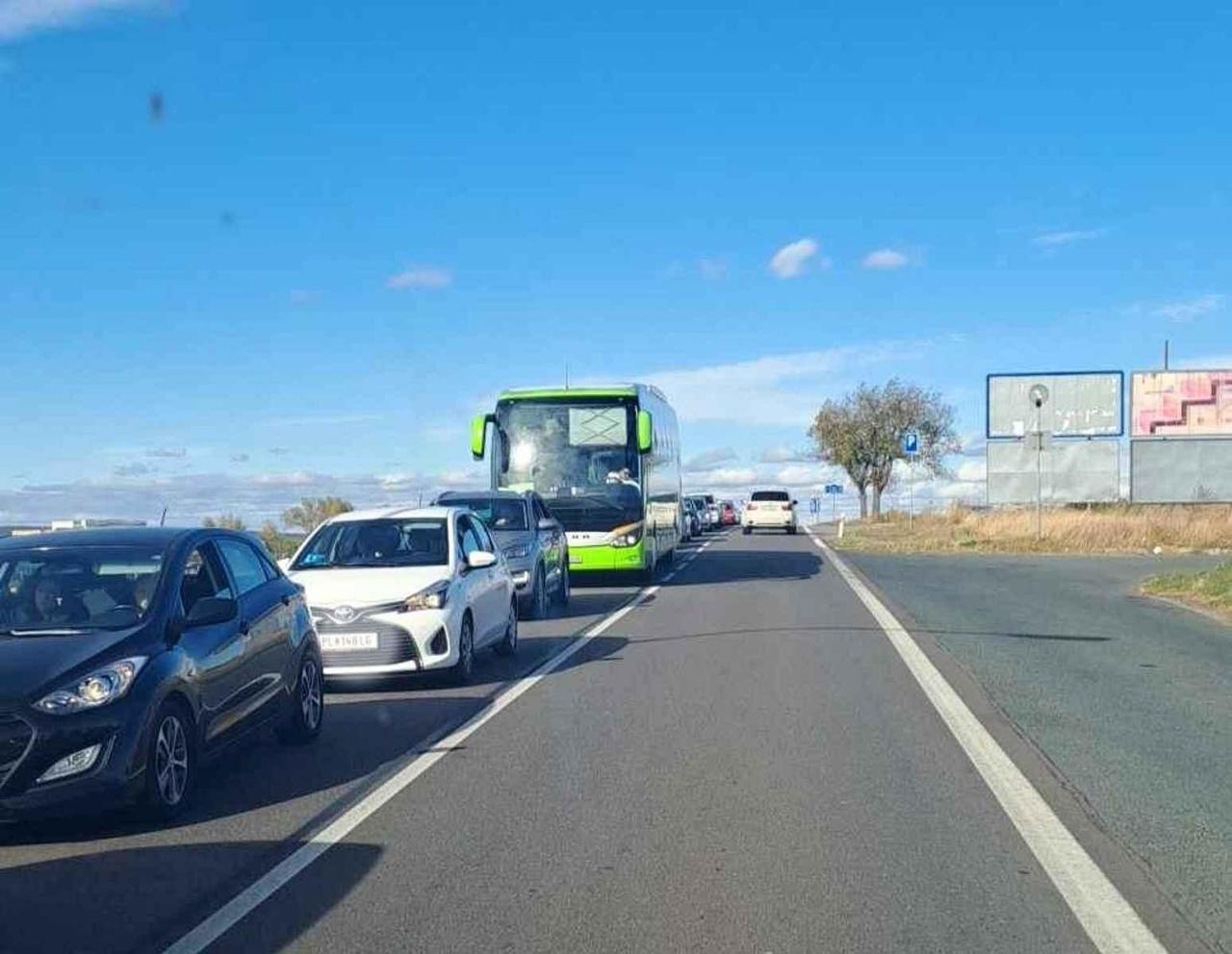 Situace u Hatí ve čtvrtek kolem pů druhé odpoledne. Ve směru do Rakouska stála dlouhou kolona aut.