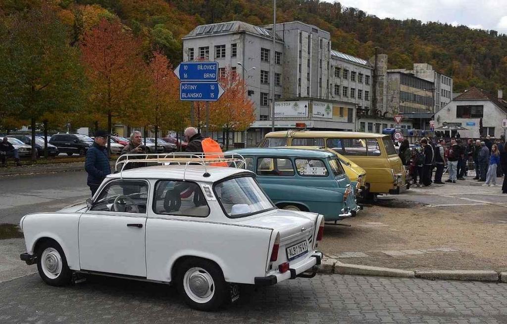 Historie na silnici! Fanoušci starých vozů zaplnili centrum Adamova. Na tradiční Doklikované.