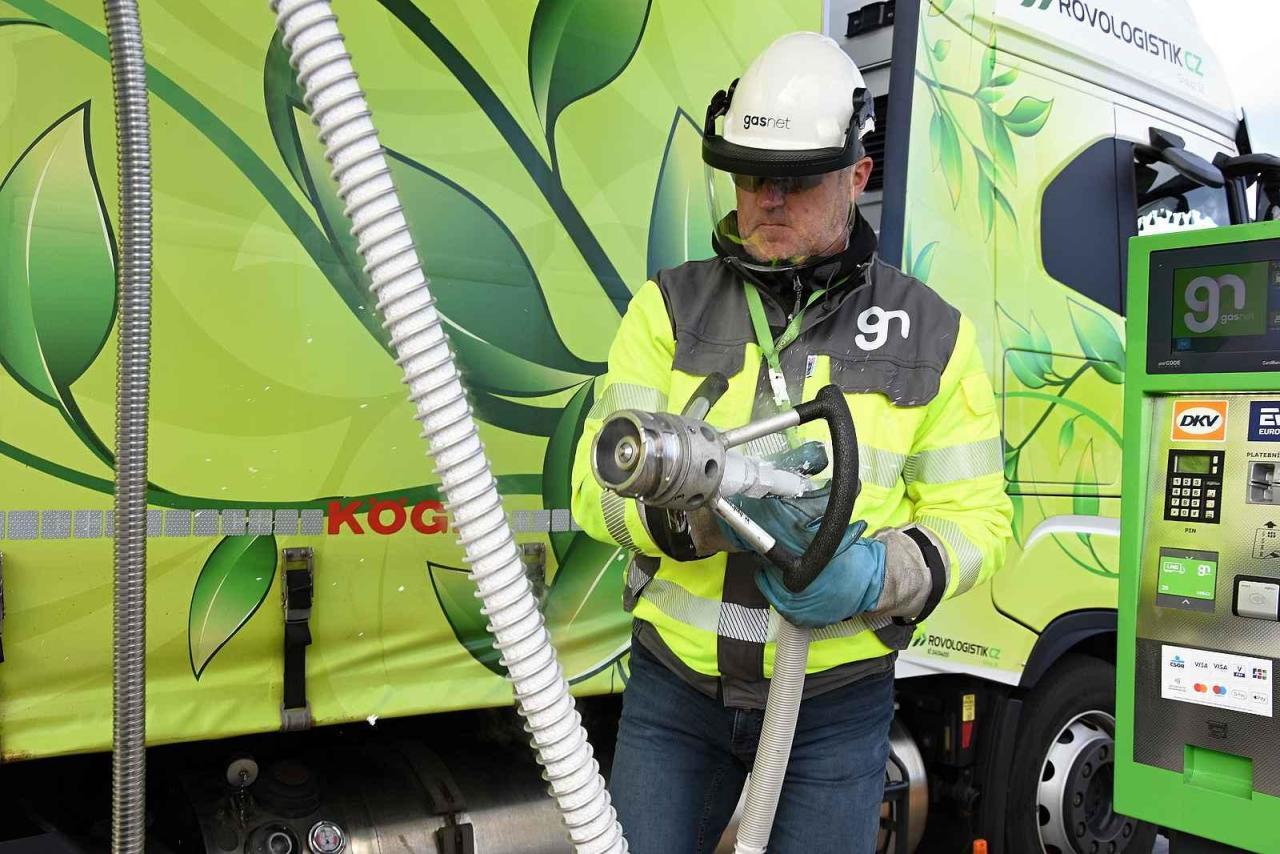 Nová plnicí stanice zkapalněného zemního plynu LNG do nádrží tahačů kamionů s nepřetržitým bezobslužným provozem společnosti GasNet u Klecan na Praze-východ.