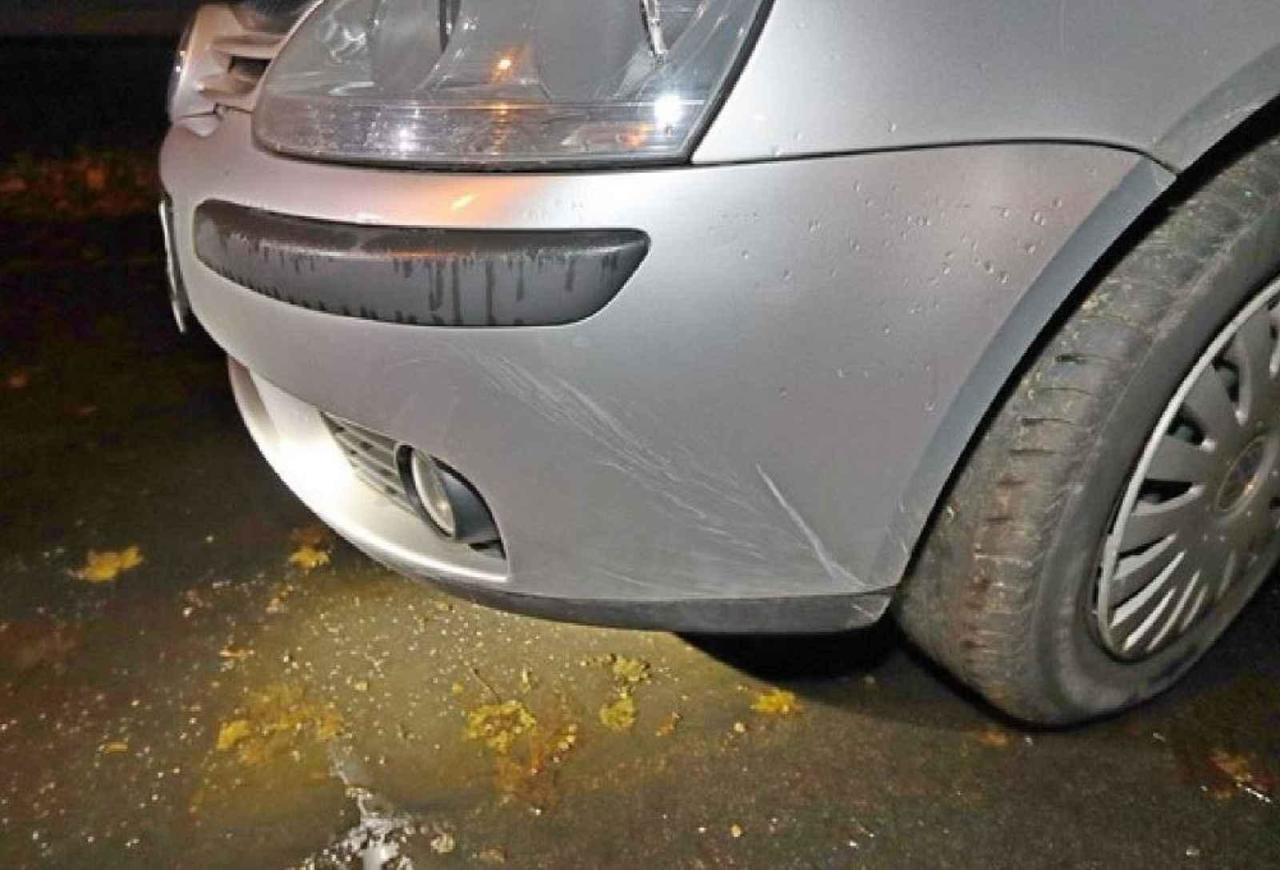 Během pronásledování řidič poškodil ukradené auto.