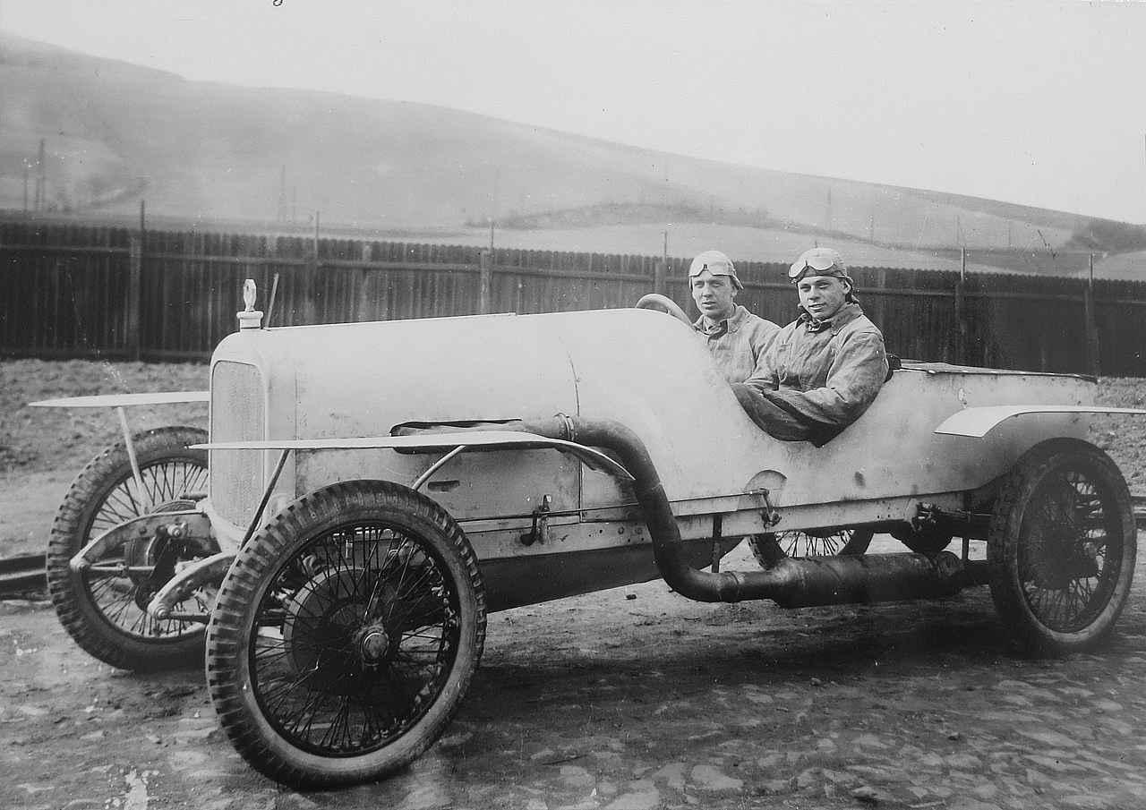 Walter WIZ, Knapp - Vojíř (1921-2). Vítězná posádka v závodech do vrchu Zbraslav-Jíloviště v cestovních automobilech do 1600, resp. do 1750 cm3