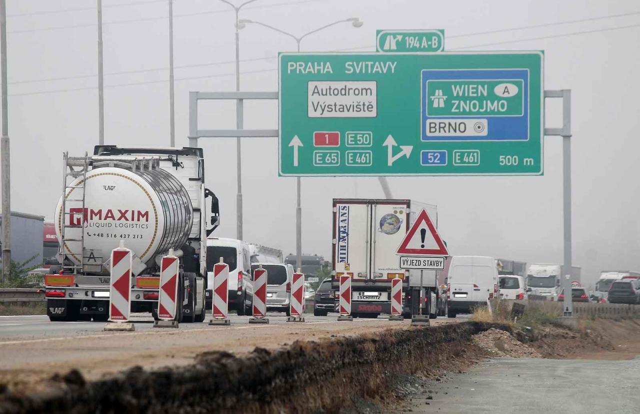 Provoz a práce na rozšiřování D1 u Brna mezi 194. a 196. kilometrem.