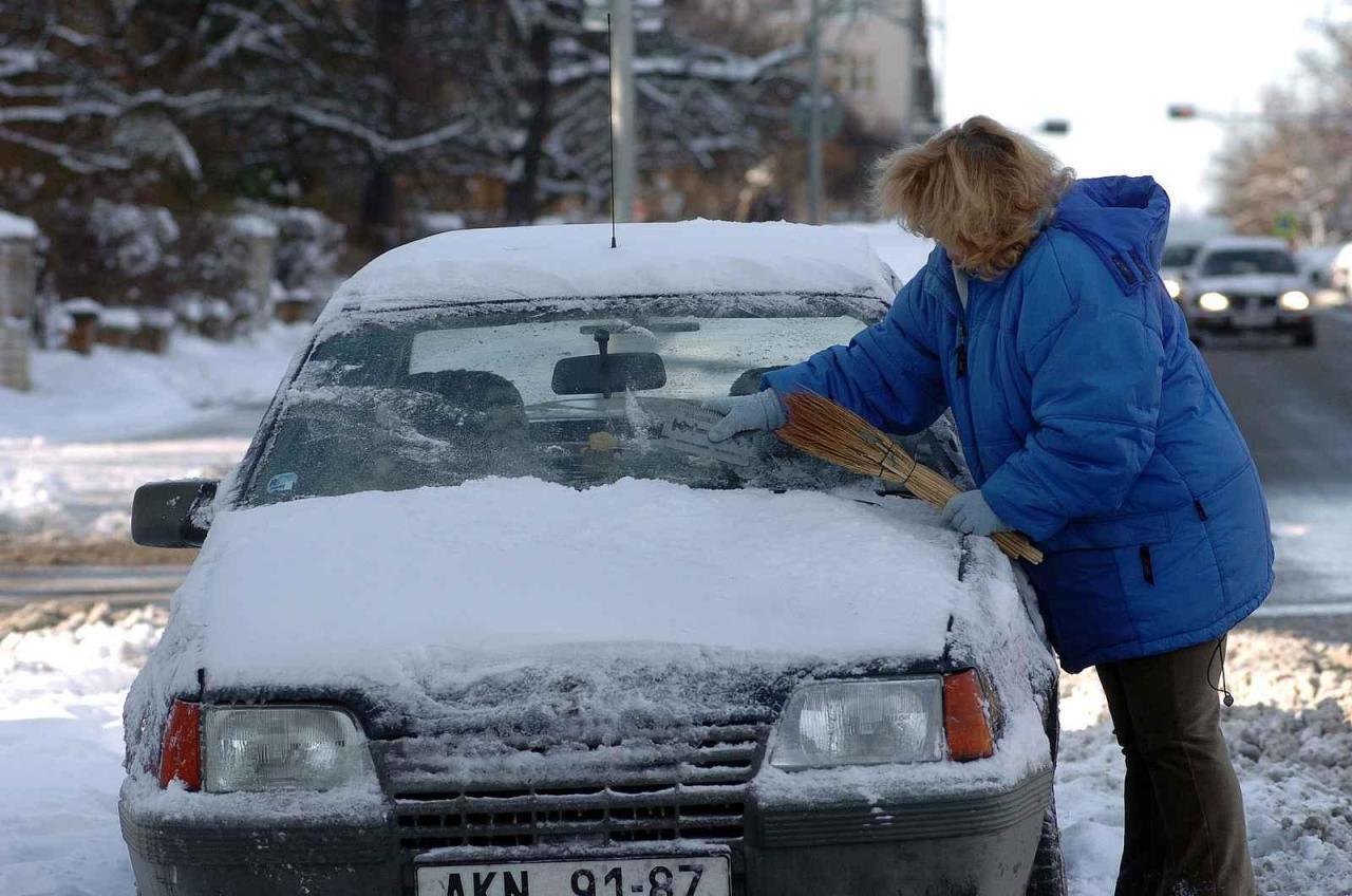 Před jízdou je třeba auto důkladně zbavit sněhové pokrývky.