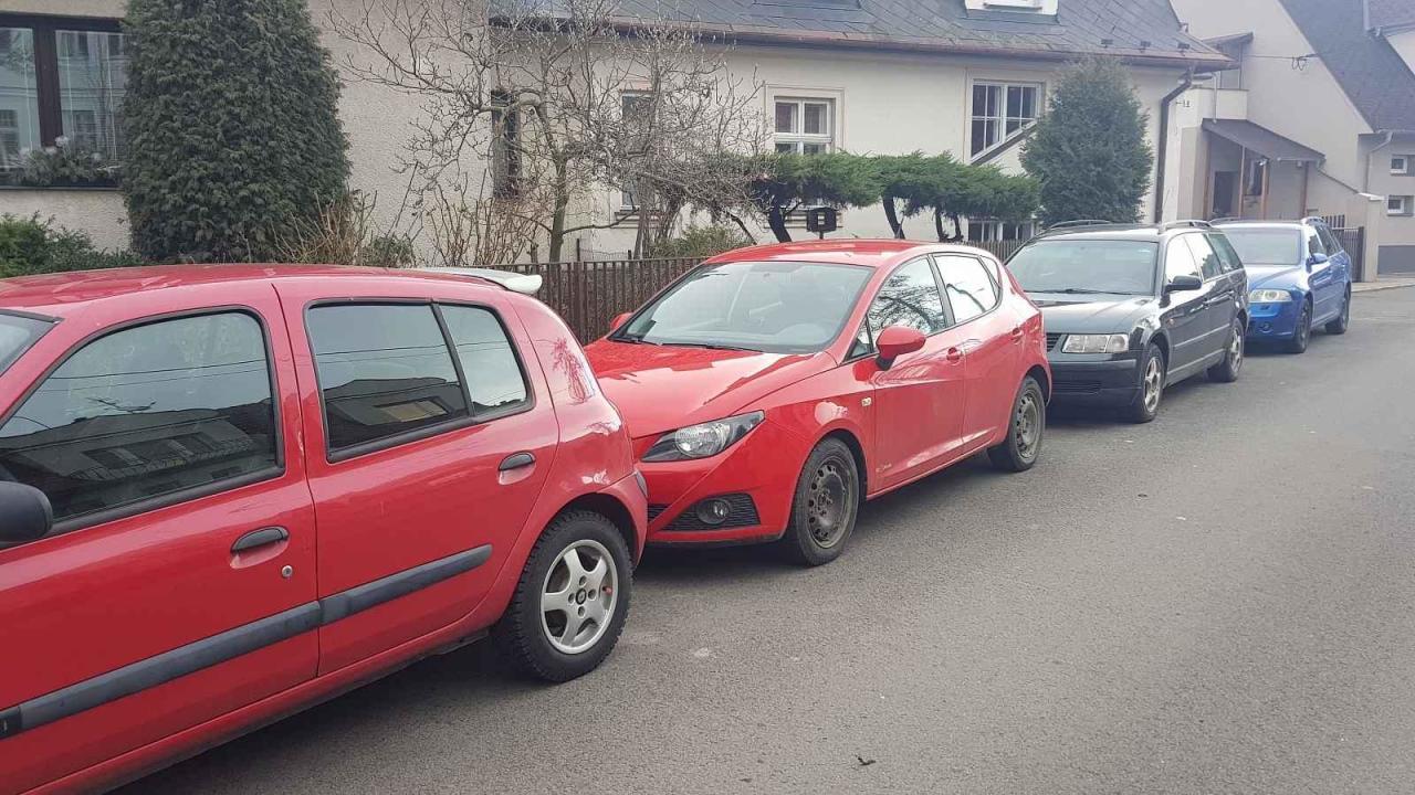 Ilustrační foto: Nemají garáž, proto parkují na ulici