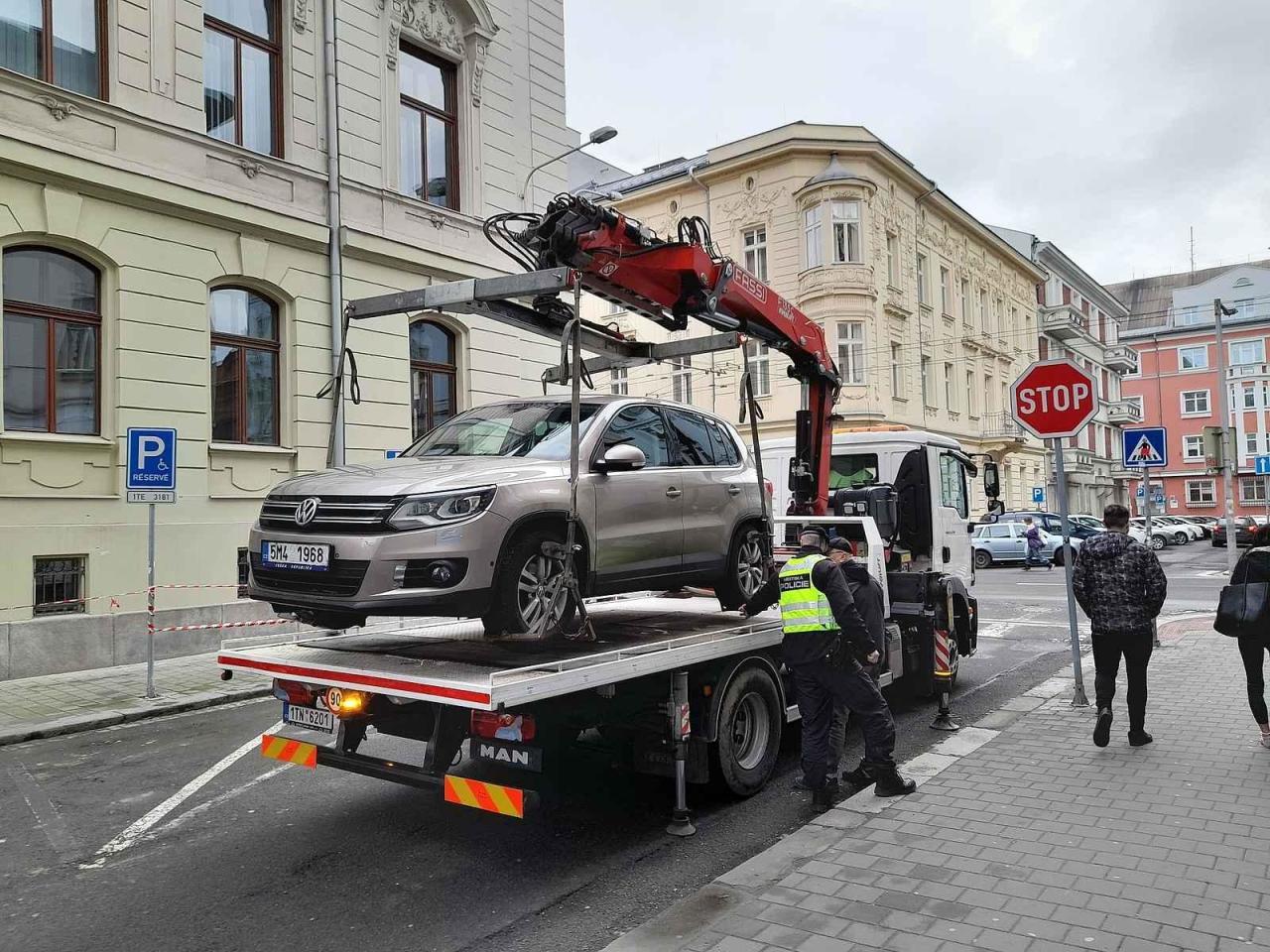 I přes omezený prostor se vozidlo během krátké doby podařilo naložil na korbu.