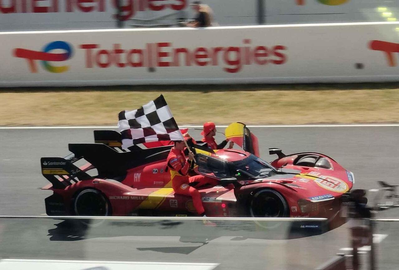 Vítěz 24 hodin Le Mans 2023, Ferrari stáje AF Corse, při triumfální jízdě. Foto: Wikimedia Commons, crash71100 CC0