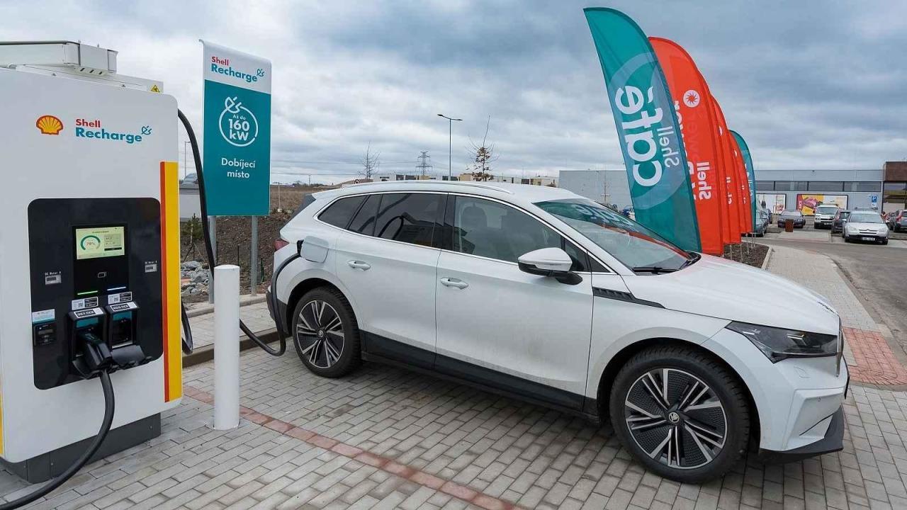 Na stanicích Shellu se budují stojany umožňující rychlé dobíjení elektromobilů