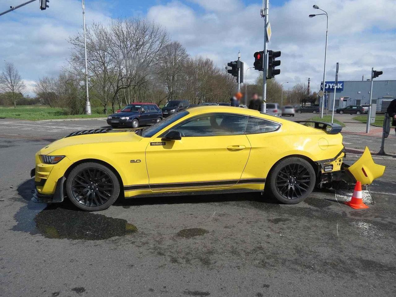 Padesátiletý muž dostal jízdu sporťákem k narozeninám. Měl jet jako spolujezdec, nakonec sedl i bez řidičáku za volant.