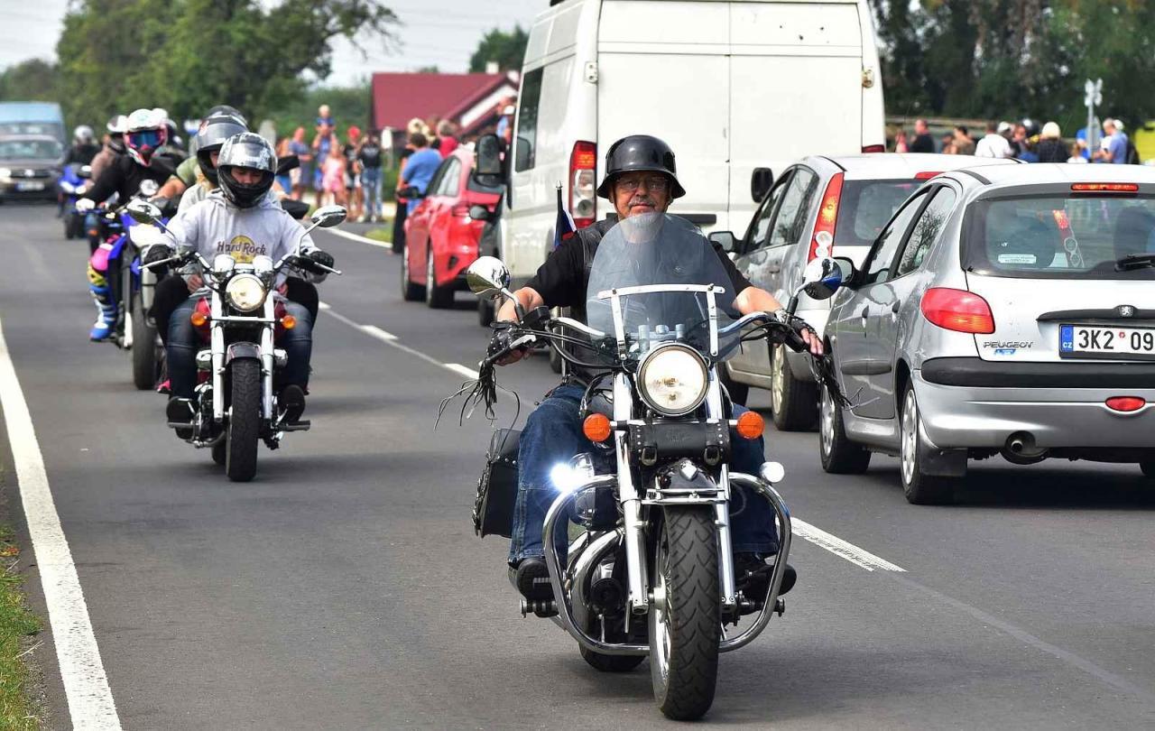 Jízda na motorce má svá specifika.