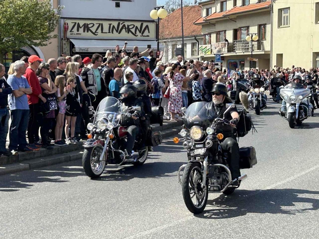 Spanilá jízda motorkářů dorazila v neděli po poledni do Poděbrad.