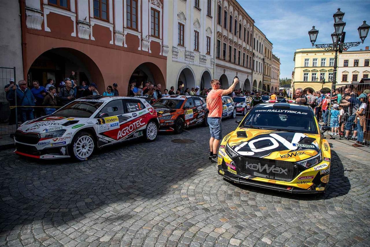 Fotka článku - Rallye se zastavila na náměstí. Lidé obdivovali nadupaná závodní auta i jezdce