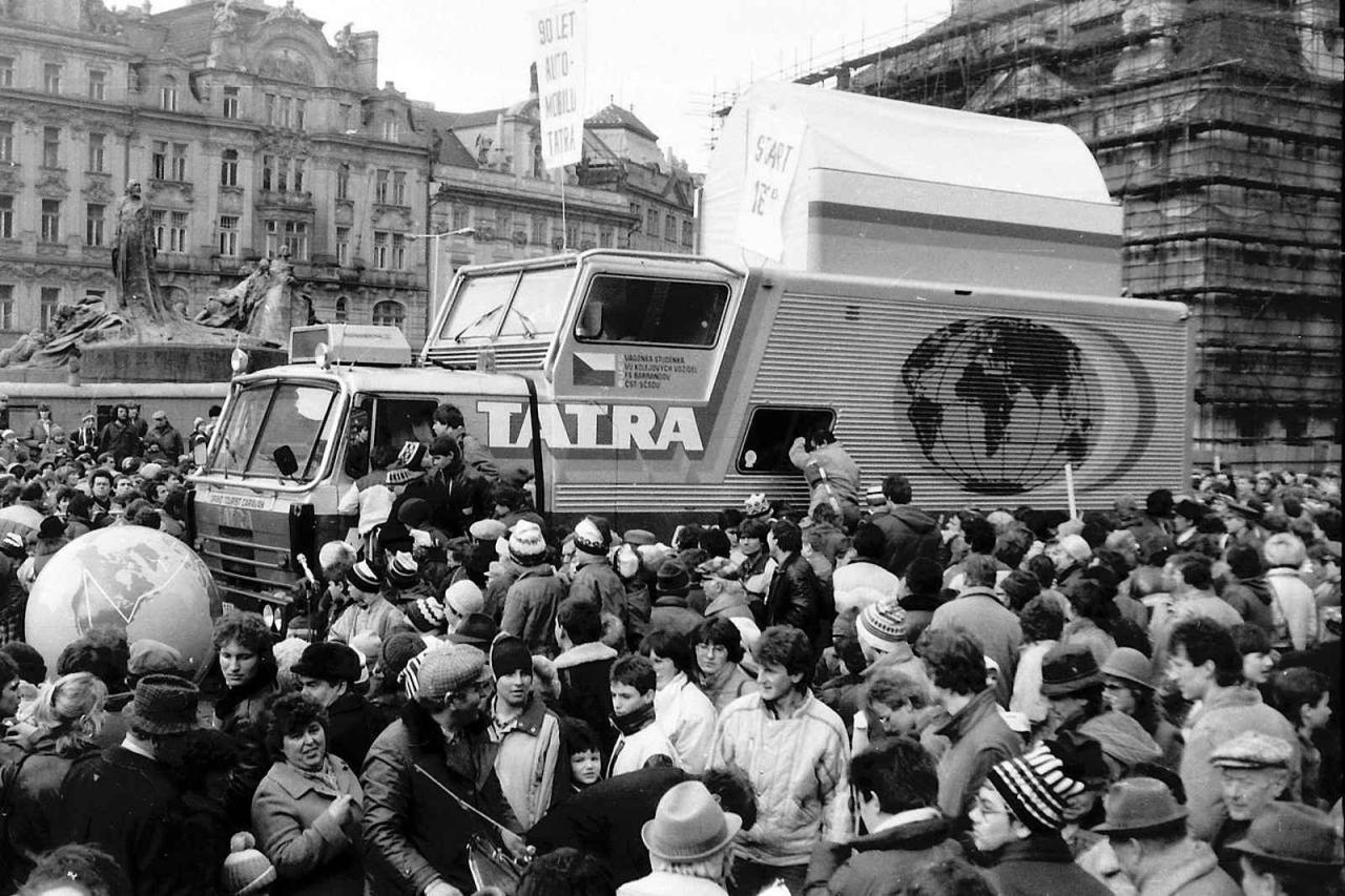 Odjezd Expedice Tatra kolem světa 18. března 1987 z Orahy.