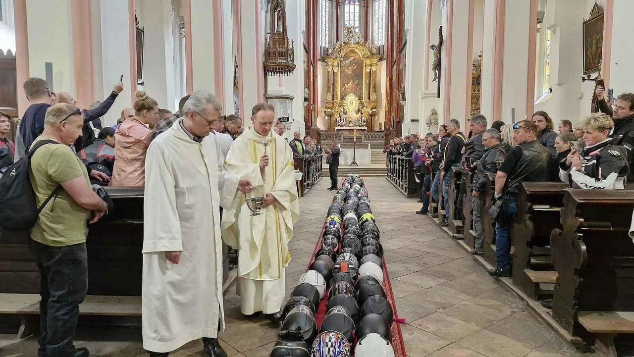 Fotka článku - Speciální bohoslužba: motorkářské helmy v kostele pokropila svěcená voda