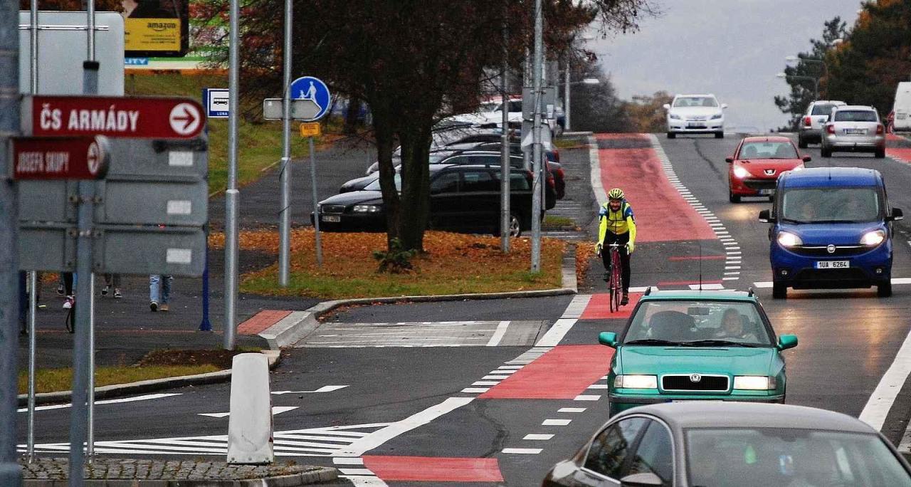 Červené cyklopruhy v ulici SNP v Mostě. Do vyhrazeného jízdního pruhu pro cyklisty mohou vjíždět motorová vozidla jen v zákonem stanovených výjimkách.