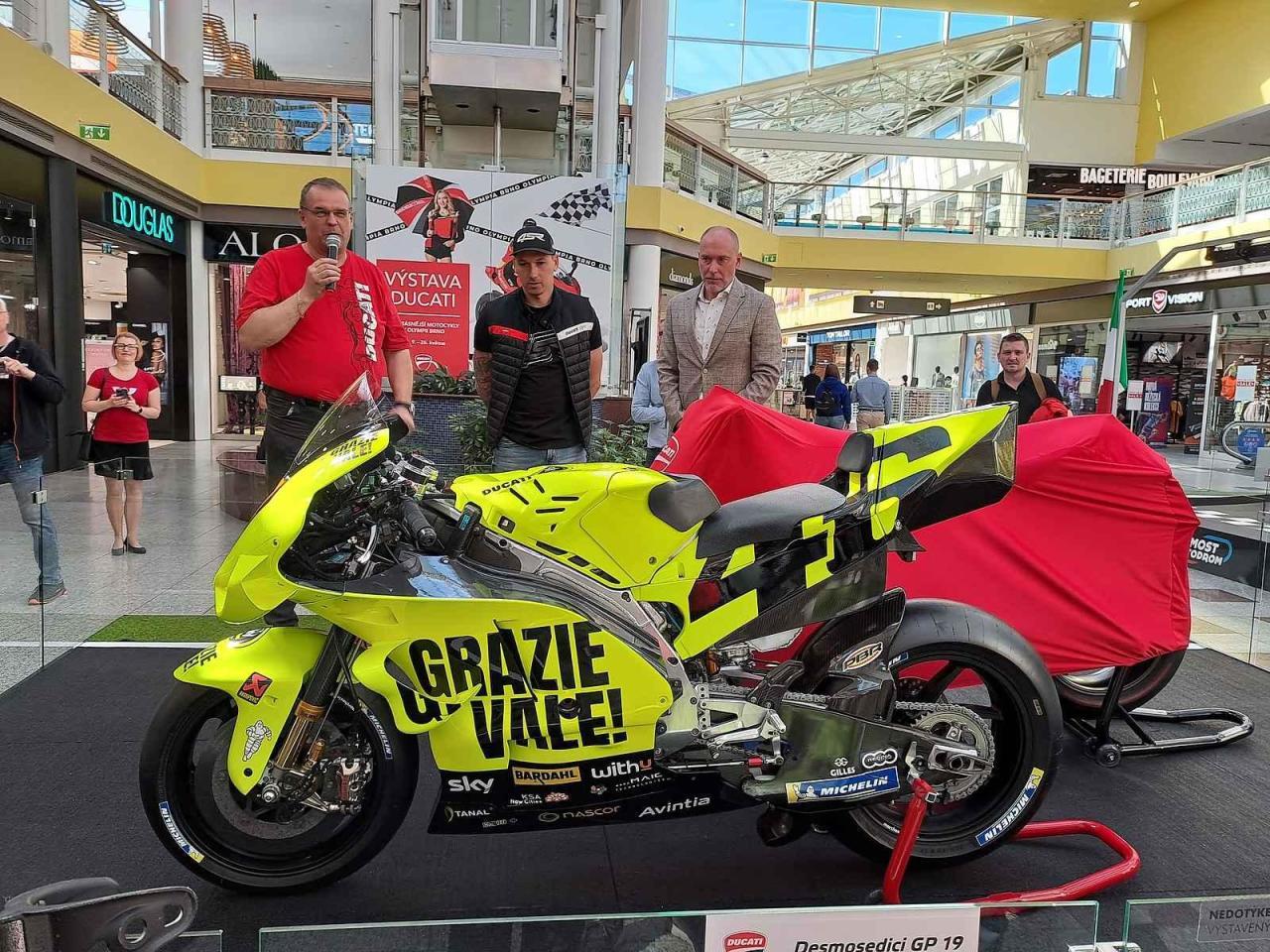 Výstava motocyklů Ducati je k vidění v obchodním centru Olympia Brno v Modřicích. Návštěvníci centra si mohou prohlédnout celkem šestatřicet exponátů, od nejstaršího z roku 1949 po nejnovější.