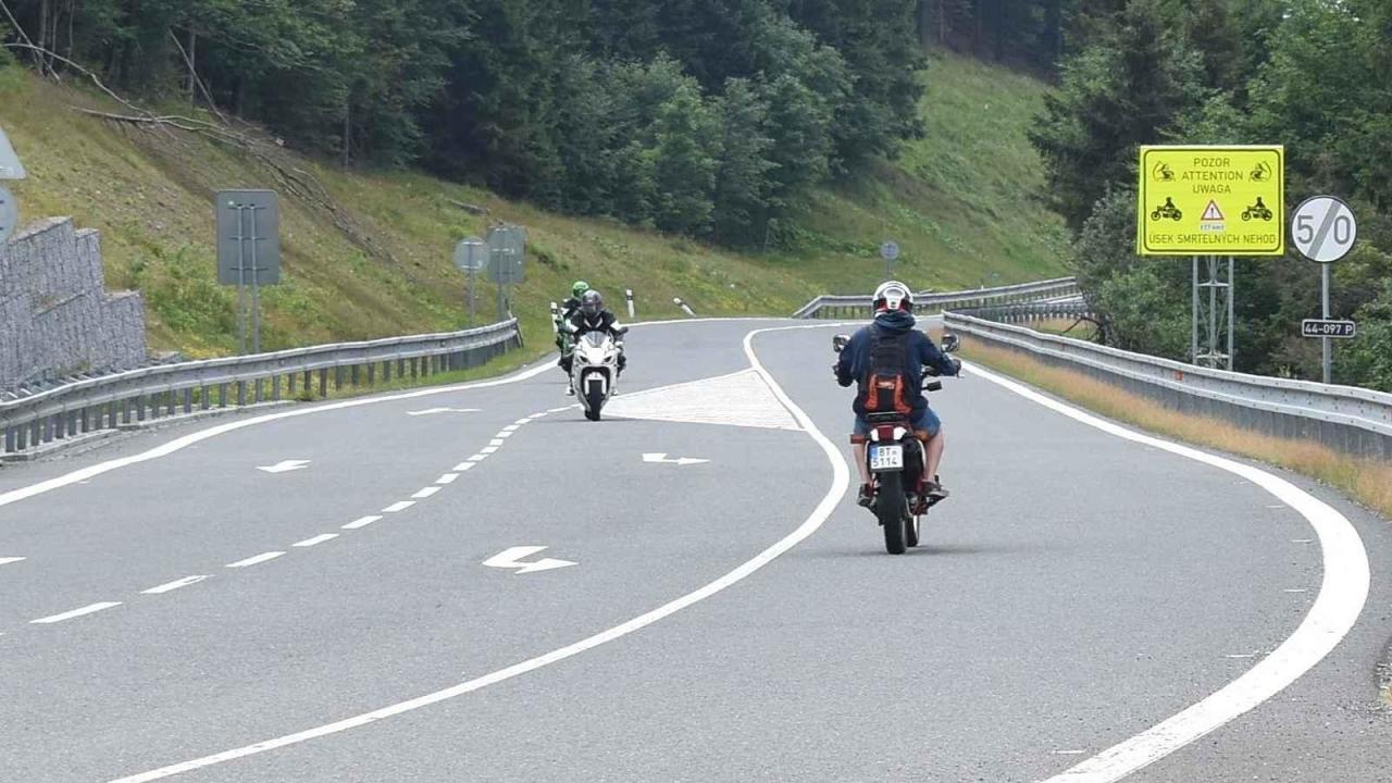 Motorkáři na Červenohorském sedle. Ilustrační foto