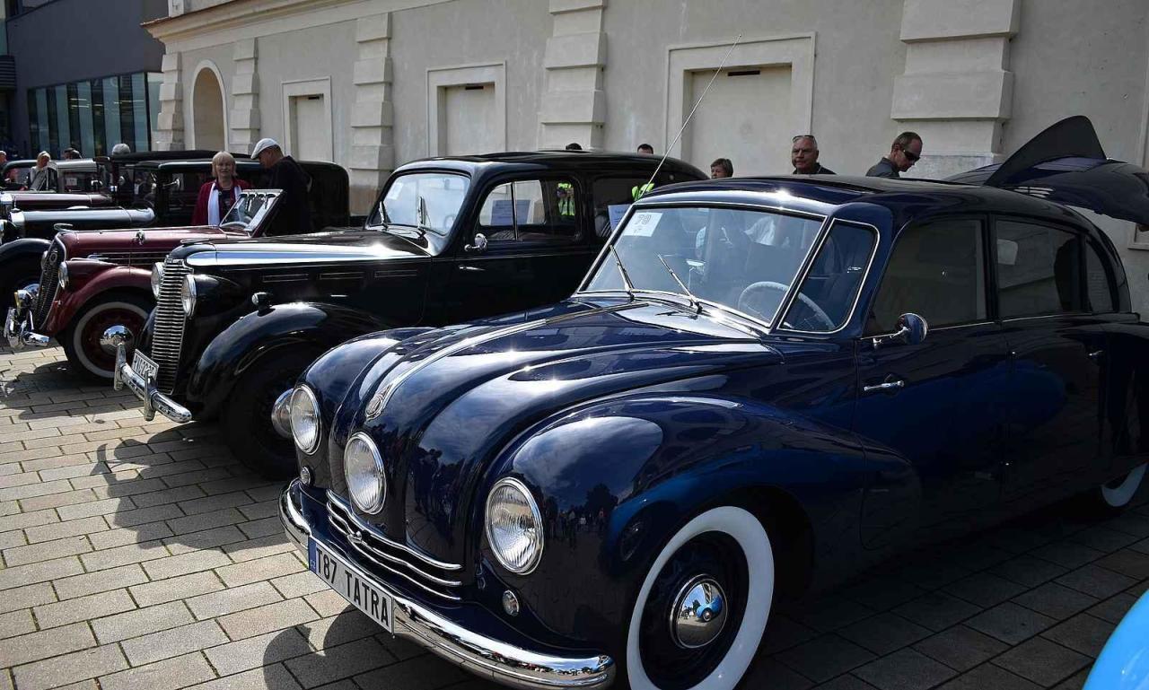 Nablýskané historické vozidla a motorky obsadily v neděli 19. května centrum Prostějova. 19.5. 2024