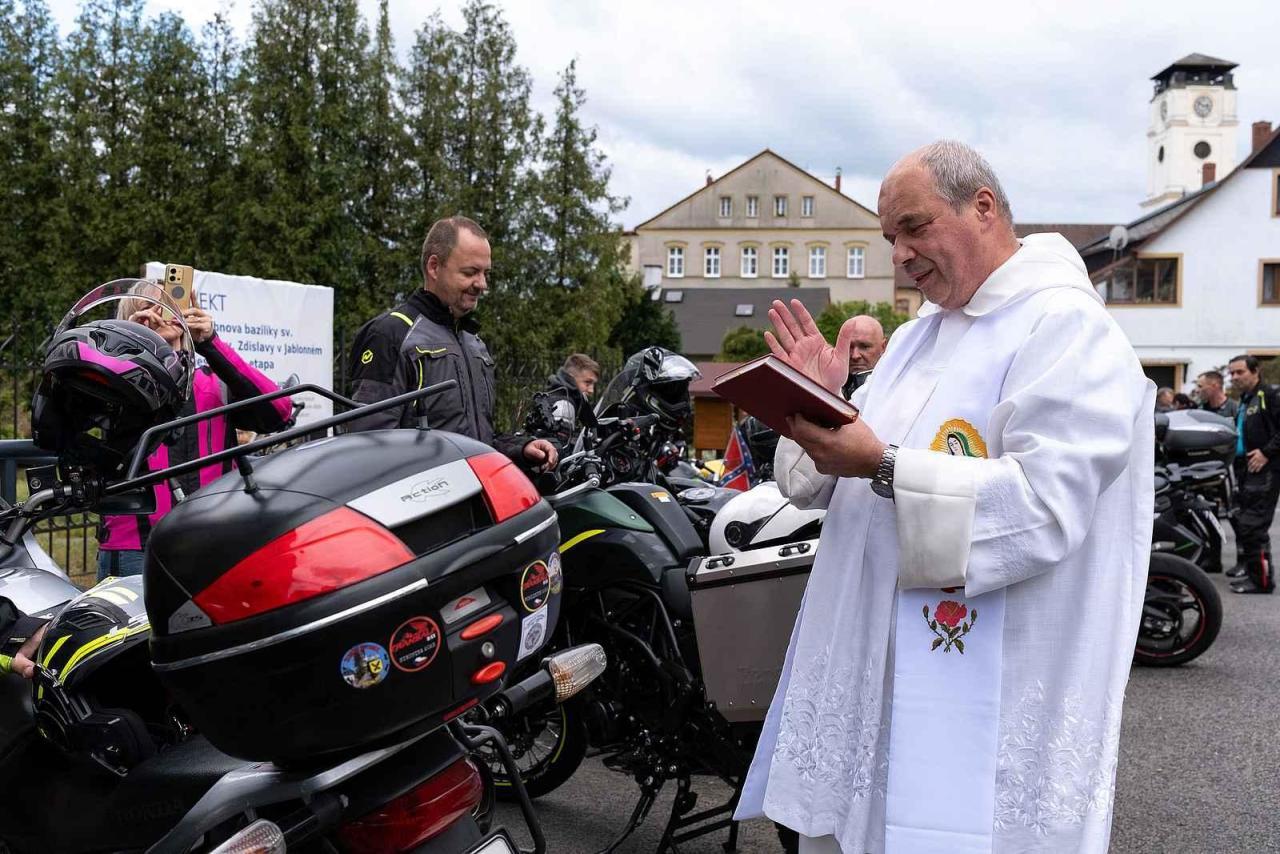 Motorkáři se sjeli na žehnání v bazilice v Jablonném.