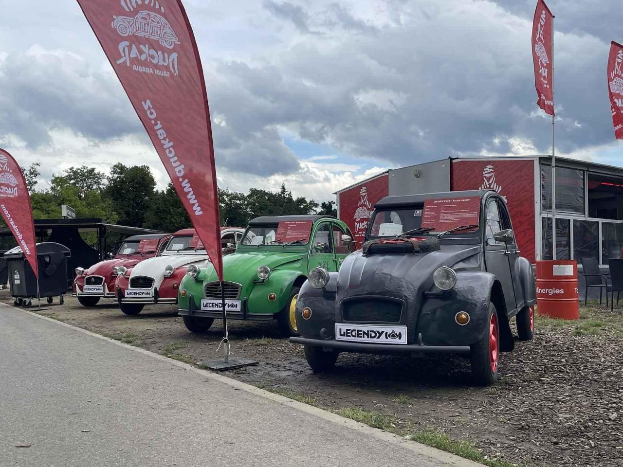 Expozice Citroënů 2CV na Legendách - v popředí cestovatelský vůz jménem Pankovice