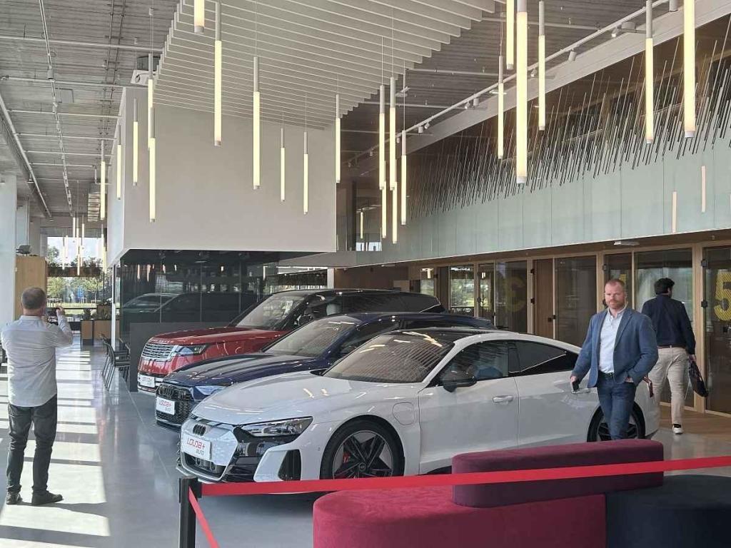 Nedaleko Poděbrad začíná fungovat největší autosalon ojetých aut v Evropě