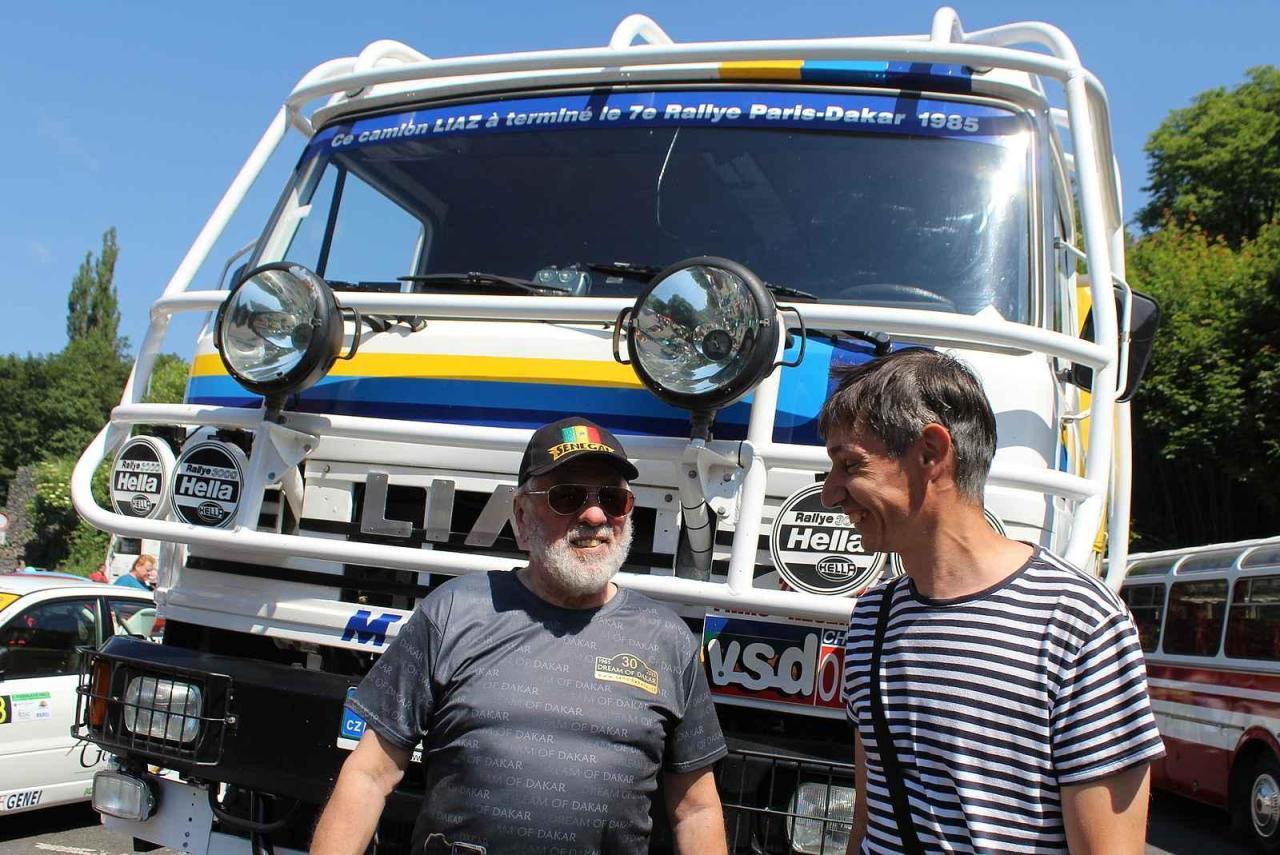 V Litvínově se uskutečnil již osmý sraz historických vozidel. Letos na něj poprvé přijel legendární jezdec z Dakaru a někdejší závodník ve Formuli Easter Jiří Moskal. Na snímku je v rozhovoru s jedním z návštěvníků.