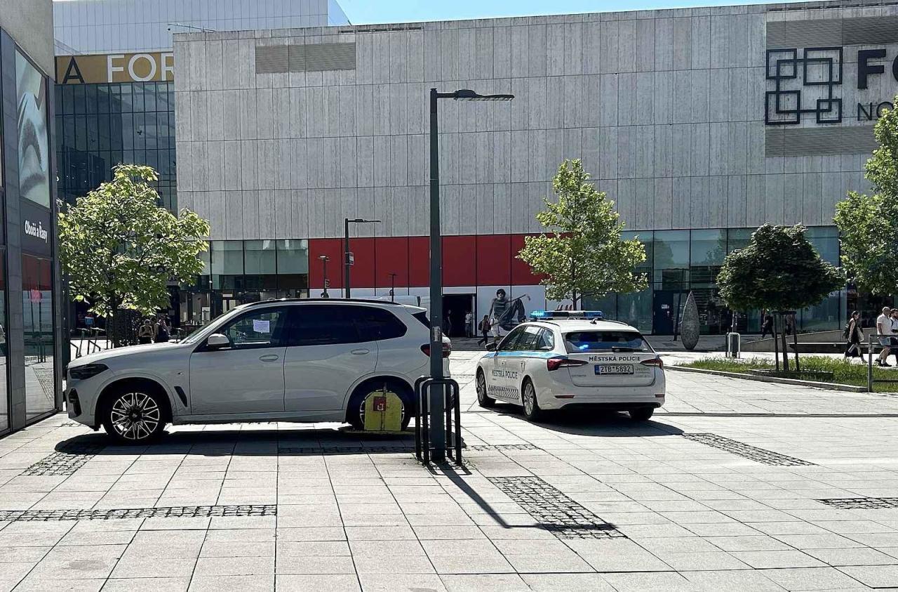 Auto dostalo botičku na zadní kolo.