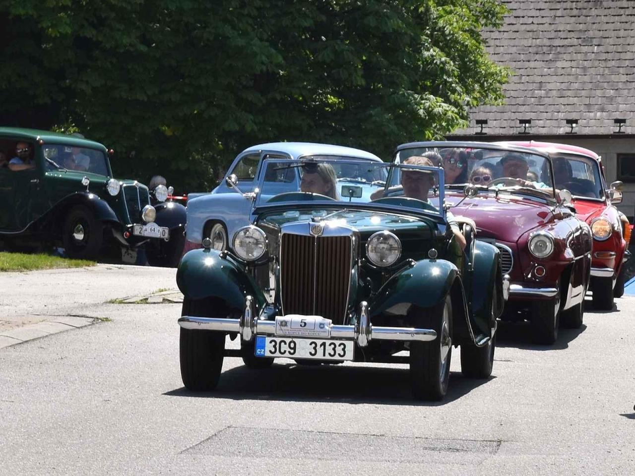 Tradiční závod S kopce do kopce si nenechalo letos ujít na sedm desítek posádek historických automobilů a motocyklů.