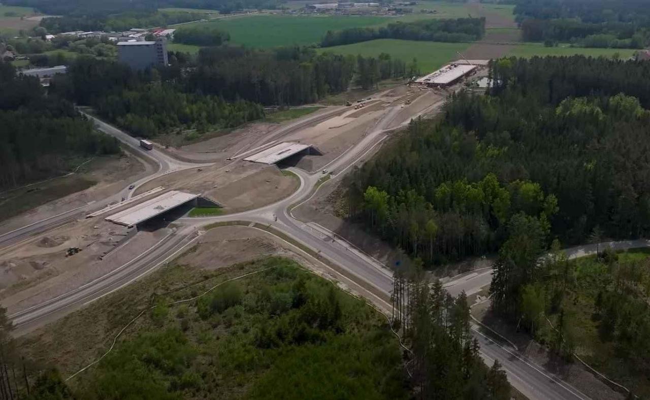 Stavba D3 mezi Třebonínem a Kaplicí z ptačí perspektivy.