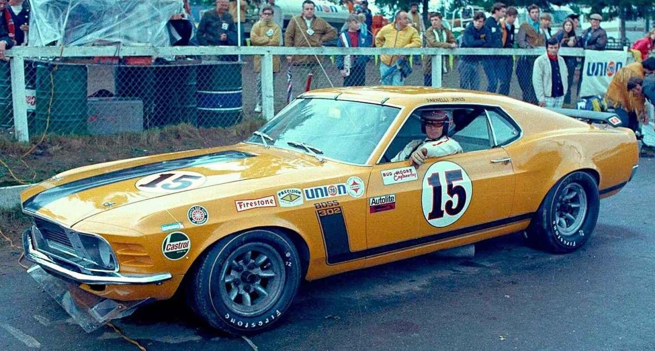 Parnelli Jones za volantem vozu Ford Mustang Boss 302.