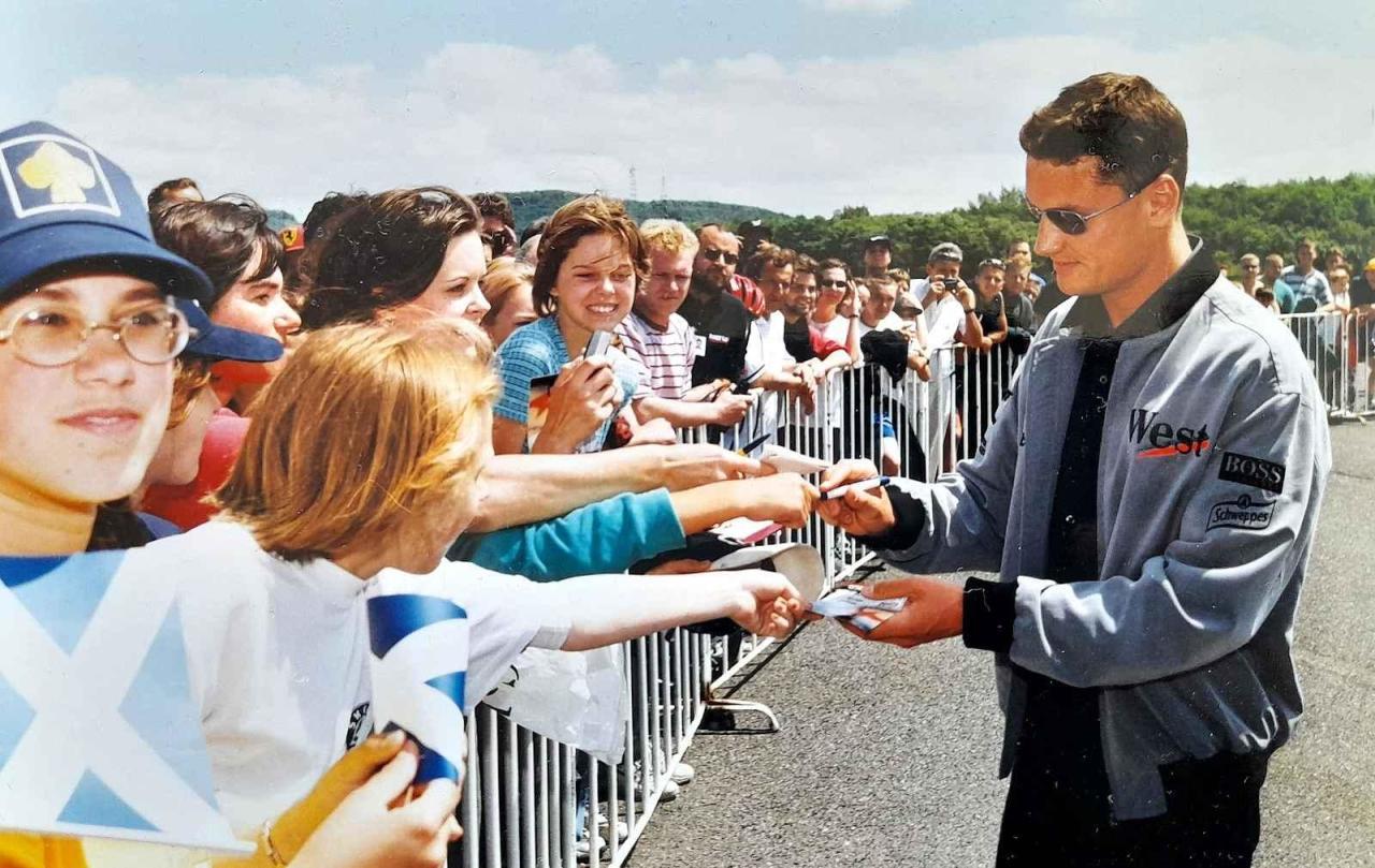 David Coulthard se v červnu roku 1999 stal čestným patronem Autodromu Most. Na snímku je rpři setkání s fanoušky.