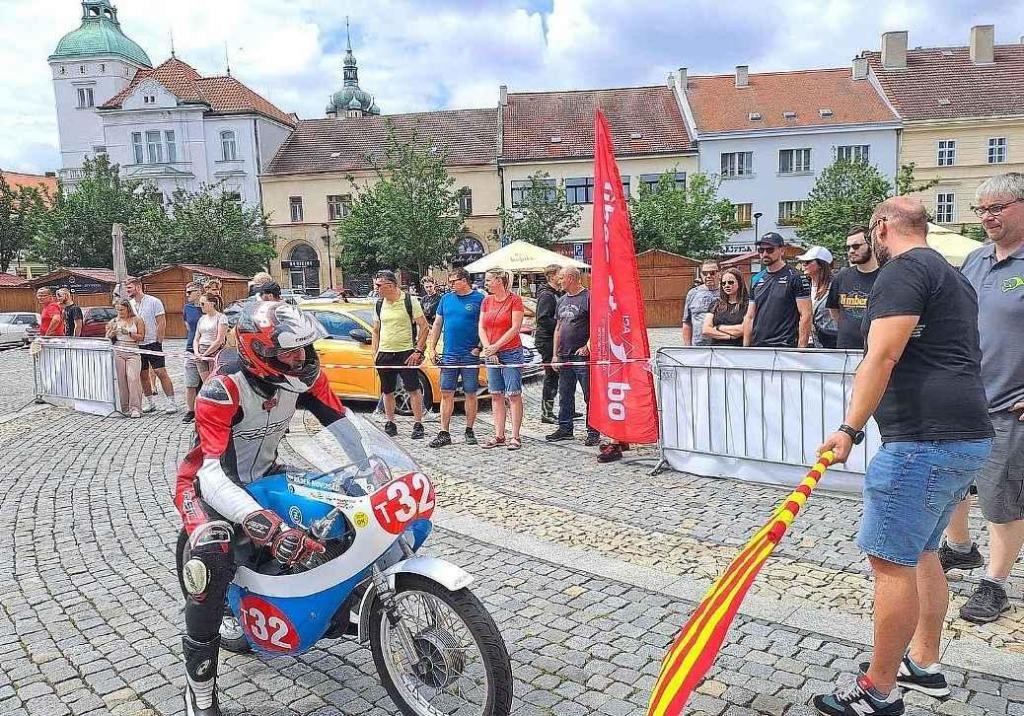 Přehlídku závodních aut a motocyklů pořádal Autoklub Mělník.